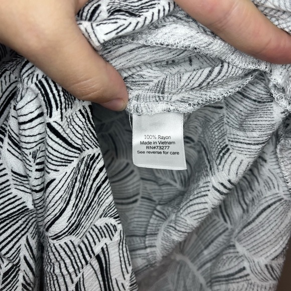 Nine West | Faux-Wrap Romper in Tropical Black/White Size Large - Picture 5 of 8